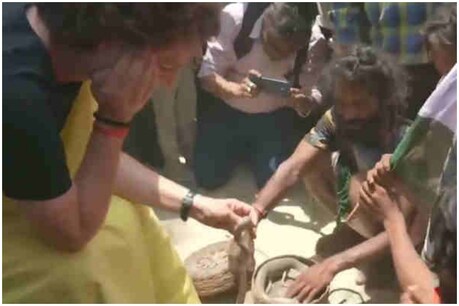 'ഇതൊക്കെയെന്ത്'.. പാമ്പുകൾക്കൊപ്പം കളിച്ച് പ്രിയങ്ക ഗാന്ധി: വീഡിയോ വൈറൽ 'ഇതൊക്കെയെന്ത്'.. പാമ്പുകൾക്കൊപ്പം കളിച്ച് പ്രിയങ്ക ഗാന്ധി: വീഡിയോ വൈറൽ