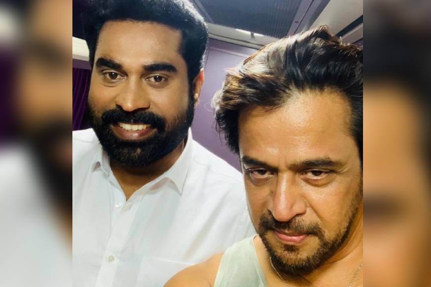 ദിലീപ് നായകനാകുന്ന ജാക്ക് ഡാനിയൽ സിനിമയിൽ തമിഴ് ആക്ഷൻ കിംഗ് അർജുനും അഭിനയിക്കുന്നുണ്ട്. അർജുനൊപ്പമുള്ള ചിത്രം നടൻ സുരാജ് വെഞ്ഞാറമൂട് ഫേസ്ബുക്കിൽ പങ്കുവെച്ചു. ദിലീപ് നായകനാകുന്ന ജാക്ക് ഡാനിയൽ സിനിമയിൽ തമിഴ് ആക്ഷൻ കിംഗ് അർജുനും അഭിനയിക്കുന്നുണ്ട്. അർജുനൊപ്പമുള്ള ചിത്രം നടൻ സുരാജ് വെഞ്ഞാറമൂട് ഫേസ്ബുക്കിൽ പങ്കുവെച്ചു.