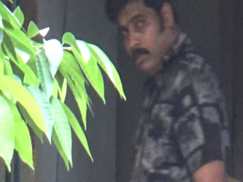 ഇതേ സ്ഥാപനത്തിലെ ജീവനക്കാരിയാണ് ബാത്ത്റൂമില് ഒളി ക്യാമറ കണ്ടെത്തിയത്. തുടര്ന്ന് സ്ഥാപന ഉടമയെയും പോലീസിനെയും വിവരം അറിയിച്ചു. സ്ഥലത്തെത്തിയ പോലീസ് ഒളി ക്യാമറ കസ്റ്റഡിയിലെടുത്ത് നടത്തിയ അന്വേഷണത്തിലാണ് അധ്യാപകന് പിടിയിലായത്. ഇതേ സ്ഥാപനത്തിലെ ജീവനക്കാരിയാണ് ബാത്ത്റൂമില് ഒളി ക്യാമറ കണ്ടെത്തിയത്. തുടര്ന്ന് സ്ഥാപന ഉടമയെയും പോലീസിനെയും വിവരം അറിയിച്ചു. സ്ഥലത്തെത്തിയ പോലീസ് ഒളി ക്യാമറ കസ്റ്റഡിയിലെടുത്ത് നടത്തിയ അന്വേഷണത്തിലാണ് അധ്യാപകന് പിടിയിലായത്.