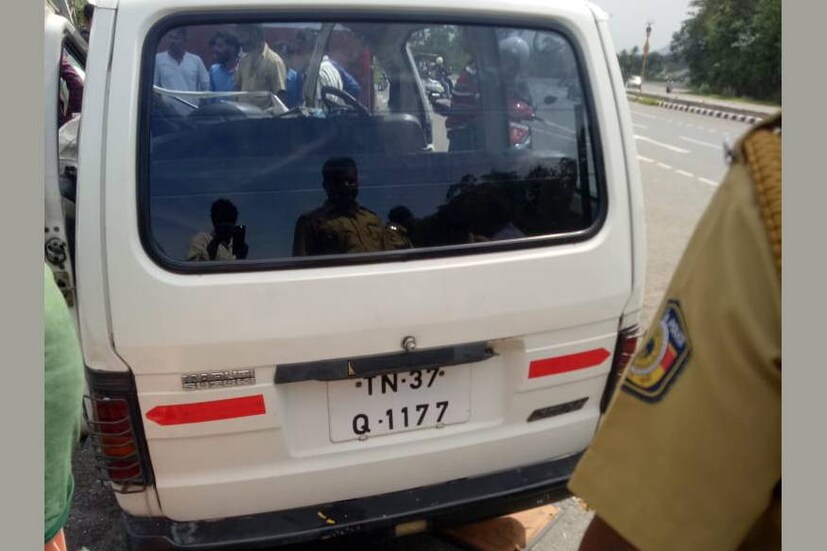  കോയമ്പത്തൂര്‍ സ്വദേശികളാണ് അപകടത്തില്‍പ്പെട്ടത് . മൃതദേഹങ്ങൾ ജില്ലാ ആശുപത്രിയിലേക്ക് മാറ്റി.