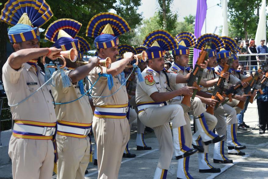  വീരസൈനികർക്ക് അന്ത്യാ‍ഞ്ജലി അർപ്പിക്കുന്ന ചടങ്ങിൽ വിവിധ സുരക്ഷാ സേനാ ഉദ്യോഗസ്ഥർ സന്നിഹിതരായിരുന്നു