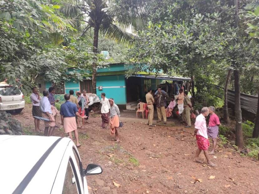 കർണാടക വനത്തിൽ നിന്നാണ് കാട്ടാനക്കൂട്ടം ഇറങ്ങിയത്. ഒരാഴ്ചയിൽ അധികമായി പ്രദേശത്ത് കാട്ടാനക്കൂട്ടം തമ്പടിച്ചിരിക്കുകയായിരുന്നു.