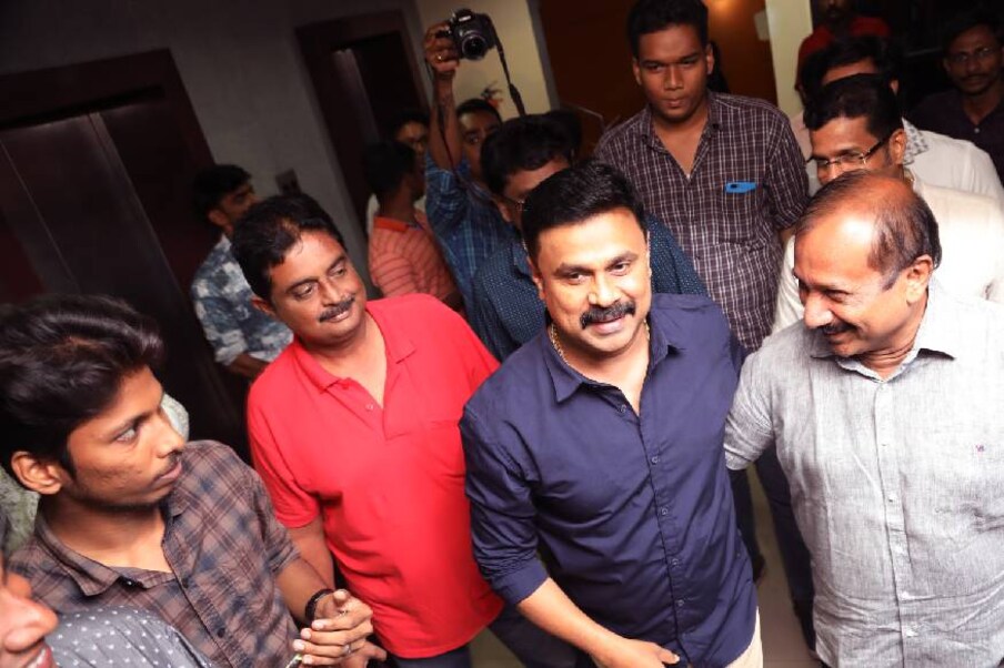  ഈസ്റ്റ് കോസ്റ്റ് വിജയൻ ചിത്രം ചില ന്യൂജെൻ നാട്ടുവിശേഷങ്ങളുടെ ഓഡിയോ ലോഞ്ച് ചടങ്ങിനെത്തുന്ന നടൻ ദിലീപ്