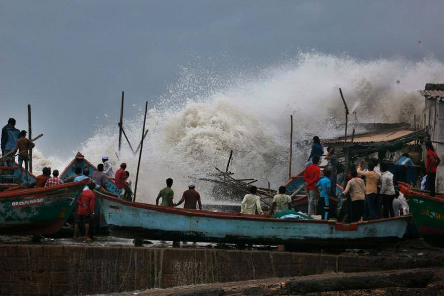 വായു ചുഴലിക്കാറ്റ് ഒമാൻ തീരം ലക്ഷ്യമാക്കി നീങ്ങുന്നു. ഗുജറാത്ത് തീരത്ത് വൻ നാശം വിതയ്ക്കുമെന്ന് കരുതിയ വായു ചുഴലിക്കാറ്റിന്റെ സഞ്ചാരപഥം മാറിയതിനാൽ കാര്യമായ നാശനഷ്ടങ്ങൾ ഗുജറാത്തിൽ സംഭവിച്ചില്ല. എന്നാൽ ശക്തമായ മഴ സംസ്ഥാനത്ത് ലഭിച്ചു. വായു ചുഴലിക്കാറ്റ് ഒമാൻ തീരം ലക്ഷ്യമാക്കി നീങ്ങുന്നു. ഗുജറാത്ത് തീരത്ത് വൻ നാശം വിതയ്ക്കുമെന്ന് കരുതിയ വായു ചുഴലിക്കാറ്റിന്റെ സഞ്ചാരപഥം മാറിയതിനാൽ കാര്യമായ നാശനഷ്ടങ്ങൾ ഗുജറാത്തിൽ സംഭവിച്ചില്ല. എന്നാൽ ശക്തമായ മഴ സംസ്ഥാനത്ത് ലഭിച്ചു.