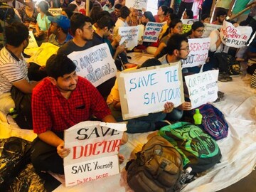 ബംഗാളിൽ ജൂനിയർ ഡോക്ടർക്ക് മർദ്ദനം: രാജ്യവ്യാപകമായി ഡോക്ടർമാർ പ്രതിഷേധിക്കുന്നു ബംഗാളിൽ ജൂനിയർ ഡോക്ടർക്ക് മർദ്ദനം: രാജ്യവ്യാപകമായി ഡോക്ടർമാർ പ്രതിഷേധിക്കുന്നു