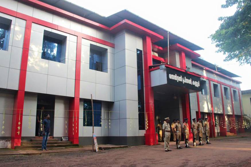  കണ്ണൂർ സെൻട്രൽ ജയിലിൽ നിന്ന് വീണ്ടും കഞ്ചാവ് പിടിച്ചു. ജയിൽ സൂപ്രണ്ടും സംഘവും നടത്തിയ പരിശോധനയിലാണ് കഞ്ചാവ് പിടിച്ചത്. നാല് മൊബൈലുകളും ചാർജറും, 2500 രൂപയും തടവുകാരിൽ നിന്ന് കണ്ടെടുത്തു.