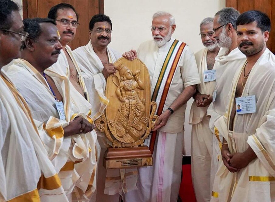 പ്രധാനമന്ത്രിക്ക് ഉപഹാരം നൽകി ദേവസ്വം അധികൃതർ സ്വീകരിച്ചപ്പോൾ