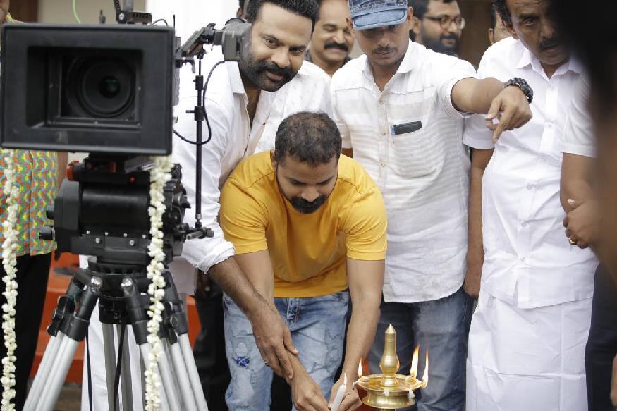 'തമാശ'ക്ക് ശേഷം വിനയ് ഫോർട്ട് നായകനാവുന്ന 'പാപം ചെയ്യാത്തവർ കല്ലെറിയട്ടെ' എന്ന സിനിമയുടെ ചിത്രീകരണം ആരംഭിച്ചു 'തമാശ'ക്ക് ശേഷം വിനയ് ഫോർട്ട് നായകനാവുന്ന 'പാപം ചെയ്യാത്തവർ കല്ലെറിയട്ടെ' എന്ന സിനിമയുടെ ചിത്രീകരണം ആരംഭിച്ചു