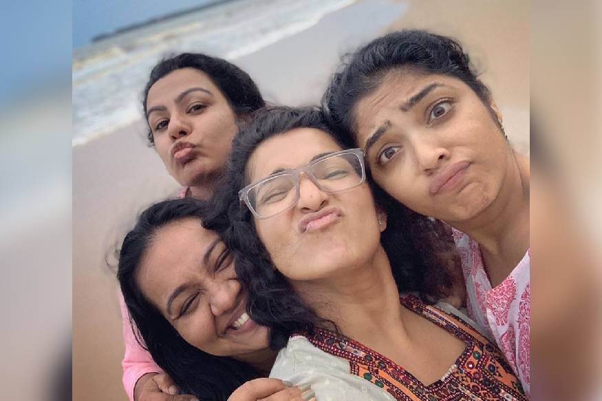 കടൽത്തീരം, കൂട്ടുകാർ; ഒപ്പം പാർവതിയും റിമയും