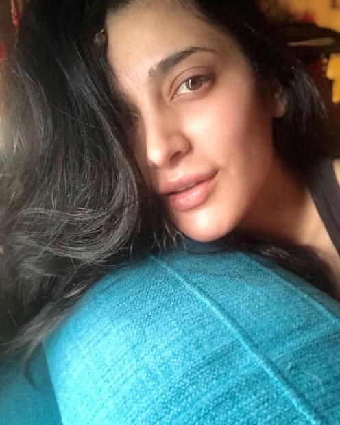  ശ്രുതിക്ക് ഗോഥിക് ഫാഷനോടുള്ള ഇഷ്ടത്തെക്കുറിച്ച് ഏവർക്കും അറിയാവുന്നതാണ്. അവർ അത് നന്നായി കൊണ്ടുപോകാനുള്ള കഴിവ് നിലനിർത്തുന്നു. സത്യസന്ധമായി പറഞ്ഞാൽ, ഗോതിക് ശൈലിയിൽ വസ്ത്രധാരണം ചെയ്യാൻ എല്ലാവർക്കും ഒരുപോലെ സാധ്യവുമല്ല