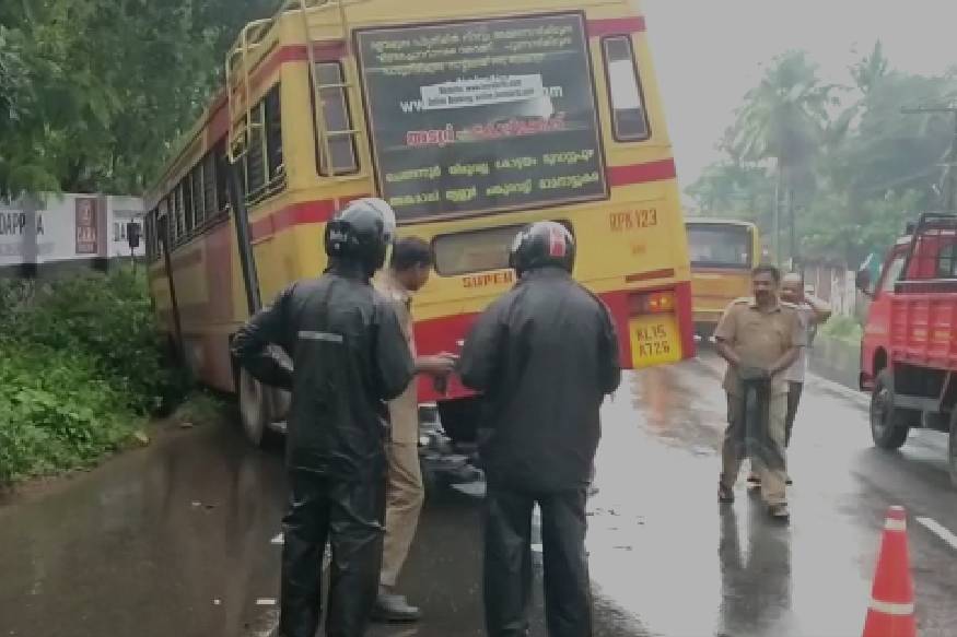 അടൂർ- കോഴിക്കോട് സൂപ്പർ ഫാസ്റ്റ് ബസ്സും സ്കൂൾ പുസ്തകങ്ങളുമായി കോഴിക്കോട് ഭാഗത്തേക്ക് പോകുകയായിരുന്ന വാനുമാണ് അപകടത്തിൽപെട്ടത് അടൂർ- കോഴിക്കോട് സൂപ്പർ ഫാസ്റ്റ് ബസ്സും സ്കൂൾ പുസ്തകങ്ങളുമായി കോഴിക്കോട് ഭാഗത്തേക്ക് പോകുകയായിരുന്ന വാനുമാണ് അപകടത്തിൽപെട്ടത്