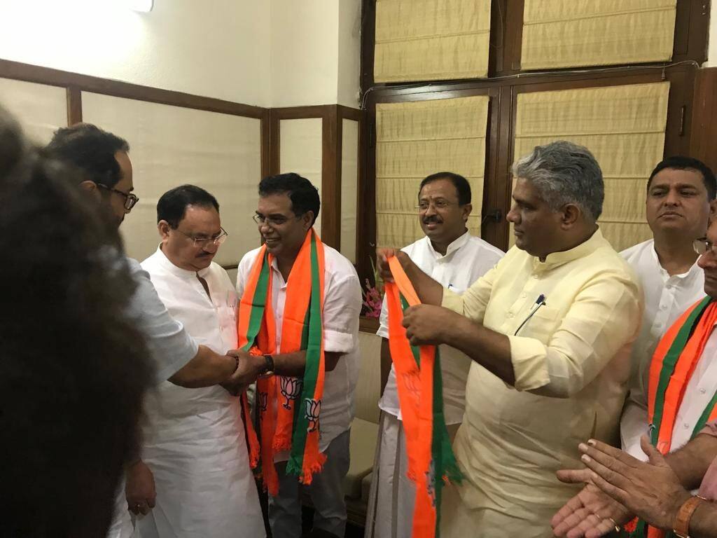 2019-ലെ ലോക്സഭാ തെരഞ്ഞെടുപ്പ് ഫലം പുറത്തു വന്നതിനു പിന്നാലെയാണ് മോദിയെ പുകഴ്ത്തി അബ്ദുള്ളക്കുട്ടി വീണ്ടും പൊതുരംഗത്ത് ശ്രദ്ധേയനായത്. കെ.പി.സി.സി കാരണം കാണിക്കല് നോട്ടീസ് നല്കിയെങ്കിലും തന്റെ അഭിപ്രായം മാറ്റാന് അബ്ദുള്ളക്കുട്ടി തയാറായില്ല. ഇതോടെ അബ്ദുള്ളക്കുട്ടിയെ കോണ്ഗ്രസില് നിന്നും പുറത്താക്കി. 2019-ലെ ലോക്സഭാ തെരഞ്ഞെടുപ്പ് ഫലം പുറത്തു വന്നതിനു പിന്നാലെയാണ് മോദിയെ പുകഴ്ത്തി അബ്ദുള്ളക്കുട്ടി വീണ്ടും പൊതുരംഗത്ത് ശ്രദ്ധേയനായത്. കെ.പി.സി.സി കാരണം കാണിക്കല് നോട്ടീസ് നല്കിയെങ്കിലും തന്റെ അഭിപ്രായം മാറ്റാന് അബ്ദുള്ളക്കുട്ടി തയാറായില്ല. ഇതോടെ അബ്ദുള്ളക്കുട്ടിയെ കോണ്ഗ്രസില് നിന്നും പുറത്താക്കി.