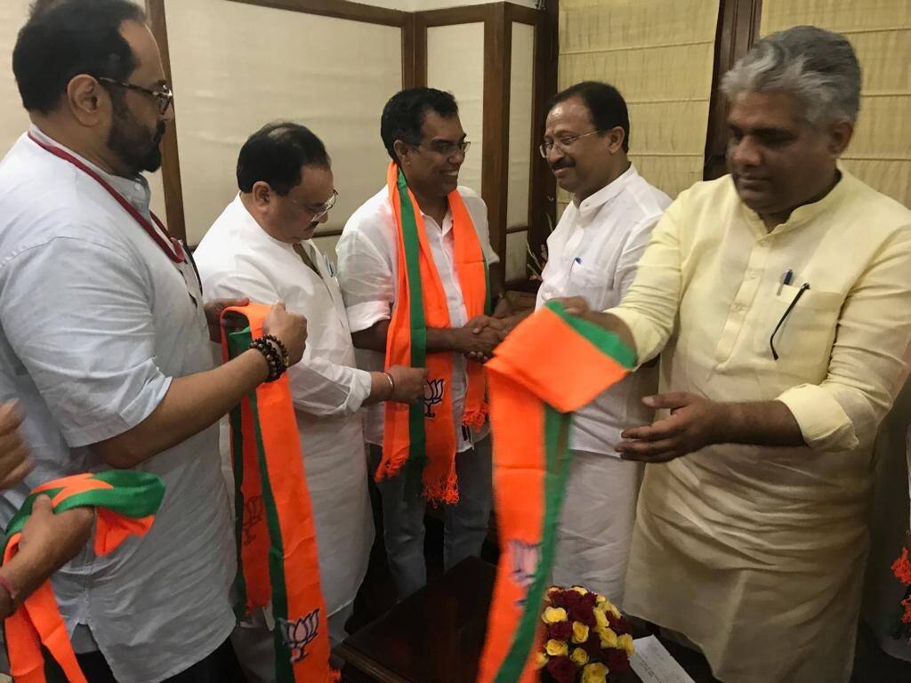 ഇനി ബി.ജെ.പിയ്ക്ക് ഒപ്പമാണോയെന്ന സംശയം രാഷ്ട്രീയ നിരീക്ഷകര് ഉന്നയിച്ചെങ്കിലും അബ്ദുള്ളക്കുട്ടി അതൊക്കെ നിഷേധിച്ചു. ഇതിനു പിന്നാലെയാണ് ഡല്ഹിയിലെത്തി പ്രധാനമന്ത്രി നരേന്ദ്ര മോദിയെയും അമിത് ഷായെയും സന്ദര്ശിച്ചത്. ഇപ്പോൾ ദേശീയ വര്ക്കിങ് പ്രസിഡന്റ് ജെ.പി നഡ്ഡയില് നിന്നും ബി.ജെ.പി അംഗത്വം സ്വീകരിക്കുകയും ചെയ്തു. ഇനി ബി.ജെ.പിയ്ക്ക് ഒപ്പമാണോയെന്ന സംശയം രാഷ്ട്രീയ നിരീക്ഷകര് ഉന്നയിച്ചെങ്കിലും അബ്ദുള്ളക്കുട്ടി അതൊക്കെ നിഷേധിച്ചു. ഇതിനു പിന്നാലെയാണ് ഡല്ഹിയിലെത്തി പ്രധാനമന്ത്രി നരേന്ദ്ര മോദിയെയും അമിത് ഷായെയും സന്ദര്ശിച്ചത്. ഇപ്പോൾ ദേശീയ വര്ക്കിങ് പ്രസിഡന്റ് ജെ.പി നഡ്ഡയില് നിന്നും ബി.ജെ.പി അംഗത്വം സ്വീകരിക്കുകയും ചെയ്തു.