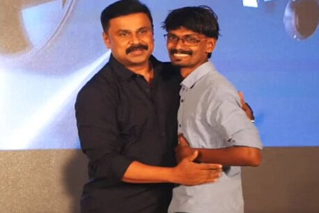 ഓഡിയോ ലോഞ്ചിനിടെ ആരും വേദിയിലേക്ക് ക്ഷണിക്കാതിരുന്ന കലാകാരനെ ക്ഷണിച്ച് നടൻ ദിലീപ് ഓഡിയോ ലോഞ്ചിനിടെ ആരും വേദിയിലേക്ക് ക്ഷണിക്കാതിരുന്ന കലാകാരനെ ക്ഷണിച്ച് നടൻ ദിലീപ്