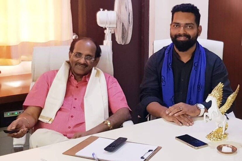  കെ വി വിജയേന്ദ്ര പ്രസാദും വിജീഷ് മണിയും ചേര്‍ന്നാണ് ഇക്കാര്യം ഔദ്യോഗികമായി പ്രഖ്യാപിച്ചത്. ഈ സിനിമയും ബിഗ് ബജറ്റ് ചിത്രമായിരിക്കുമെന്നും അദ്ദേഹം അറിയിച്ചു. മണികര്‍ണിക, ഈച്ച, ബാഹുബലി, മെര്‍സല്‍ തുടങ്ങിയ ബിഗ് ബജറ്റ് സനിമകൾക്ക് തിരക്കഥ ചലിപ്പിച്ചതും കെ വി വിജയേന്ദ്ര പ്രസാദാണ്.