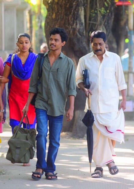  റെഡ്സ്റ്റാര്‍ മൂവിസ് നിർമ്മിക്കുന്ന ചിത്രത്തിൽ ശ്രീനിവാസൻ, സിദ്ധാർത്ഥ് ശിവ, മുത്തുമണി, സരയൂ, തുടങ്ങിയവരും വേഷങ്ങളിലെത്തുന്നു