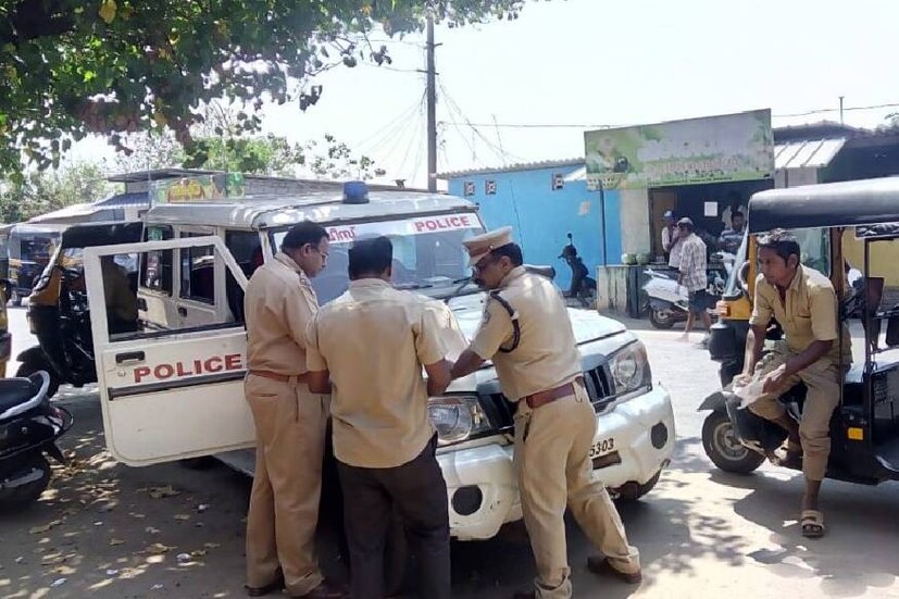  ചില ജില്ലകളിലെ പൊലീസ് ഉദ്യോഗസ്ഥര്‍ ട്രാഫിക് കുറ്റകൃത്യങ്ങളുടെ ചിത്രങ്ങളും വീഡിയോയും മൊബൈല്‍ ഫോണ്‍ ഉപയോഗിച്ച് ചിത്രീകരിച്ചുവരുന്നു. ഈ സംവിധാനം സംസ്ഥാനമൊട്ടാകെ വ്യാപിപ്പിക്കണം. ട്രാഫിക് കുറ്റകൃത്യങ്ങള്‍ കണ്ടെത്തുന്നതിന് ഡിജിറ്റല്‍ ക്യാമറകള്‍, ട്രാഫിക് നിരീക്ഷണക്യാമറകള്‍, മൊബൈല്‍ ഫോണ്‍ ക്യാമറകള്‍, വീഡിയോ ക്യാമറകള്‍ എന്നിവ ഉപയോഗിക്കേണ്ട സമയം അതിക്രമിച്ചുവെന്ന് ഹൈക്കോടതി ചൂണ്ടിക്കാട്ടിയ കാര്യം സംസ്ഥാന പൊലീസ് മേധാവി ഓര്‍മ്മിപ്പിച്ചിട്ടുണ്ട്.