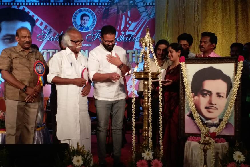 മലയാളത്തിന്റെ മഹാനടൻ സത്യന്റെ ജീവിതം സിനിമയാകുന്നു. ജയസൂര്യയാണ് സത്യന്റെ സംഭവബഹുലമായ ജീവിതം അഭ്രപാളികളിൽ അവതരിപ്പിക്കുന്നത്. മലയാളത്തിന്റെ മഹാനടൻ സത്യന്റെ ജീവിതം സിനിമയാകുന്നു. ജയസൂര്യയാണ് സത്യന്റെ സംഭവബഹുലമായ ജീവിതം അഭ്രപാളികളിൽ അവതരിപ്പിക്കുന്നത്.