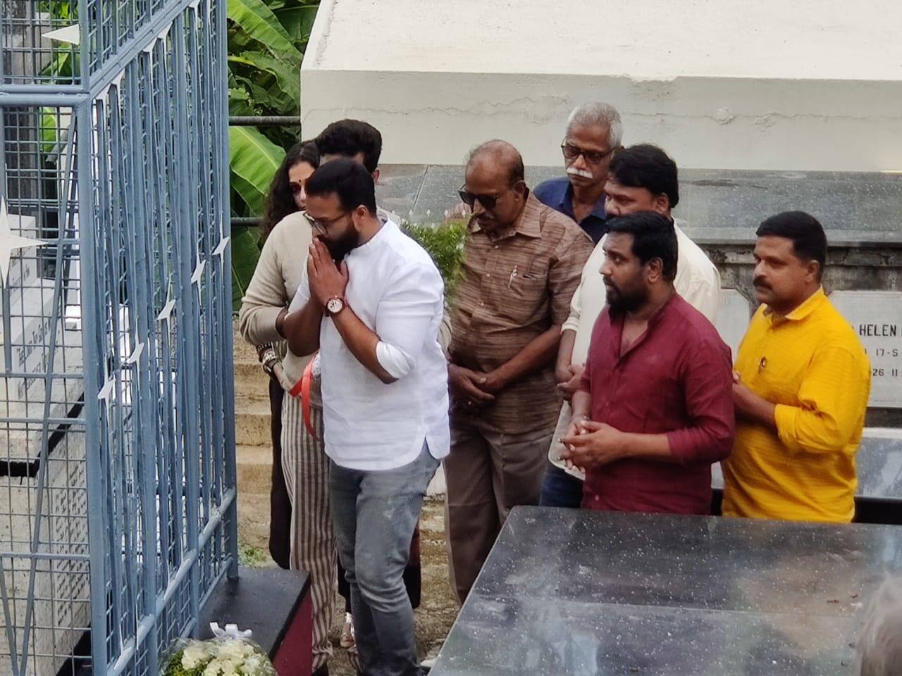 കെ.ജി സന്തോഷിന്റെ കഥയ്ക്ക് ബി.ടി അനിൽകുമാർ, കെ.ജി സന്തോഷ്, രതീഷ് രഘുനന്ദൻ എന്നിവർ ചേർന്നാണ് തിരക്കഥ തയ്യാറാക്കിയിരിക്കുന്നത്. കെ.ജി സന്തോഷിന്റെ കഥയ്ക്ക് ബി.ടി അനിൽകുമാർ, കെ.ജി സന്തോഷ്, രതീഷ് രഘുനന്ദൻ എന്നിവർ ചേർന്നാണ് തിരക്കഥ തയ്യാറാക്കിയിരിക്കുന്നത്.