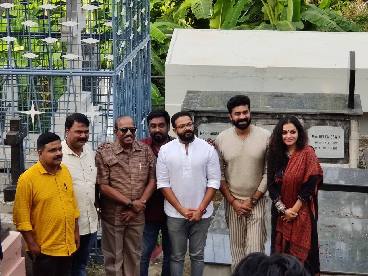 ചടങ്ങിനു മുമ്പ് നടൻ ജയസൂര്യ ചിത്രത്തിൽ ഒരു പ്രധാന കഥാപാത്രത്തെ അവതരിപ്പിക്കുന്ന ആൻ അഗസ്റ്റിൻ, നിർമ്മാതാവ് വിജയ് ബാബു എന്നിവരോടോപ്പം ചിത്രത്തിന്റെ അണിയറ പ്രവർത്തകരും LMS പള്ളിയിലെ സത്യൻ സ്മൃതിയിലെത്തി പുഷ്പ്പാർച്ചന നടത്തി. ചടങ്ങിനു മുമ്പ് നടൻ ജയസൂര്യ ചിത്രത്തിൽ ഒരു പ്രധാന കഥാപാത്രത്തെ അവതരിപ്പിക്കുന്ന ആൻ അഗസ്റ്റിൻ, നിർമ്മാതാവ് വിജയ് ബാബു എന്നിവരോടോപ്പം ചിത്രത്തിന്റെ അണിയറ പ്രവർത്തകരും LMS പള്ളിയിലെ സത്യൻ സ്മൃതിയിലെത്തി പുഷ്പ്പാർച്ചന നടത്തി.