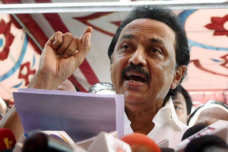 മുന് പ്രധാനമന്ത്രി മന്മോഹന് സിങ് തമിഴ്നാട്ടില് നിന്ന് ഡിഎംകെ പിന്തുണയോടെ രാജ്യസഭയിലേക്ക് മത്സരിക്കുമെന്ന വാര്ത്തകള്ക്കിടയിലാണ് ഡിഎംകെയുടെ നീക്കം. 15 വര്ഷത്തിന് ശേഷമാണ് എംഡിഎംകെ നേതാവ് വൈക്കോ പാര്ലമന്റ് അംഗമാവാന് പോകുന്നത്. ലോക്സഭ തെരഞ്ഞെടുപ്പുമായി ബന്ധപ്പെട്ട ധാരണയെ തുടര്ന്നാണ് വൈക്കോയ്ക്ക് സീറ്റ് നല്കാന് ഡിഎംകെ തയാറായത്. മുന് പ്രധാനമന്ത്രി മന്മോഹന് സിങ് തമിഴ്നാട്ടില് നിന്ന് ഡിഎംകെ പിന്തുണയോടെ രാജ്യസഭയിലേക്ക് മത്സരിക്കുമെന്ന വാര്ത്തകള്ക്കിടയിലാണ് ഡിഎംകെയുടെ നീക്കം. 15 വര്ഷത്തിന് ശേഷമാണ് എംഡിഎംകെ നേതാവ് വൈക്കോ പാര്ലമന്റ് അംഗമാവാന് പോകുന്നത്. ലോക്സഭ തെരഞ്ഞെടുപ്പുമായി ബന്ധപ്പെട്ട ധാരണയെ തുടര്ന്നാണ് വൈക്കോയ്ക്ക് സീറ്റ് നല്കാന് ഡിഎംകെ തയാറായത്.