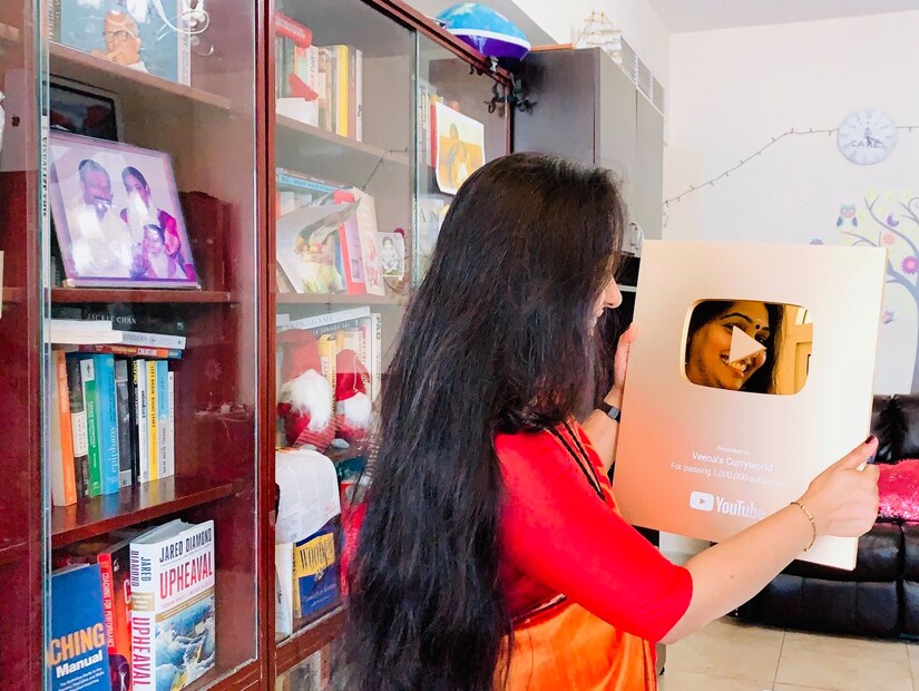  അതിനു മുകളിലുള്ള പുരസ്കാരമാണ് ഡയമണ്ട് പ്ലേബട്ടൺ. പത്ത് മില്യൺ സബ്സ്ക്രൈബർമാരുള്ള യൂട്യൂബ് ചാനലിനാണ് ഇത് നൽകുന്നത്. ഏറ്റവും അവസാനമായി കസ്റ്റം പ്ലേബട്ടൺ, റൂബി പ്ലേബട്ടൺ എന്നീ പുരസ്കാരങ്ങളും യുട്യൂബ് നൽകുന്നു.