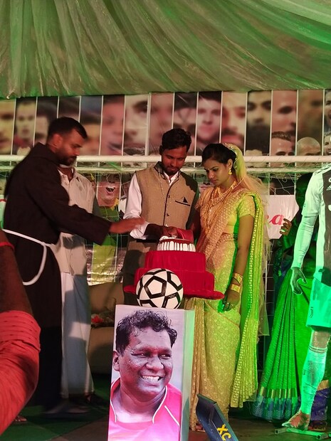  ആലപ്പുഴ തുമ്പോളിയിലെ ഒരു വിവാഹവേദിയാണ് സോഷ്യൽമീഡിയയിൽ വൈറലായിരിക്കുന്നത്. നാട്ടിലെ ഫുട്‌ബോള്‍ താരവും മെസിയുടെ ആരാധകനുമായ ഷിബു തന്റെ വിവാഹത്തിനായി തീരുമാനിച്ചത് മെസിയുടെ ജന്മദിനം.