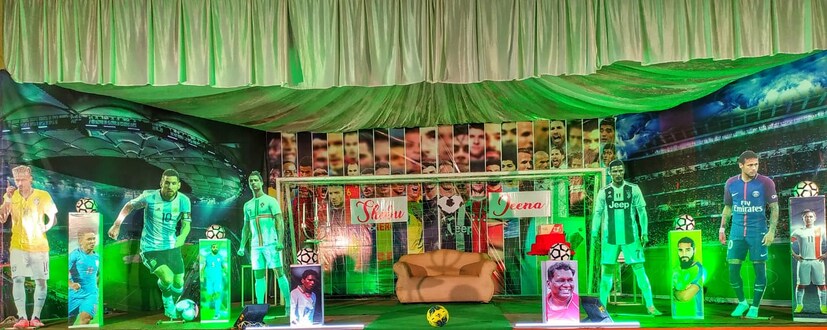  ക്ഷണക്കത്തുമുതല്‍ ഫുട്‌ബോള്‍ മയമാണ്. പന്തലിലേക്ക് എത്തിയ വധൂവരന്‍മാര്‍ക്ക് നല്‍കിയതും ഫുട്‌ബോള്‍ സ്വീകരണം.