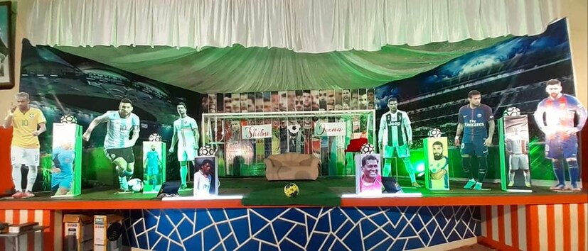  വരന്‍ ഷിബുവിന്റെ ഫുട്‌ബോള്‍ ആരാധന അടുത്തറിയാവുന്ന സുഹൃത്തുക്കളാണ് ഈ ഒരുക്കങ്ങള്‍ക്ക് പിന്നില്‍. പുന്നപ്ര സ്വദേശി ജീനയെ സ്വന്തമാക്കിയാണ് ഷിബു ദാമ്പത്യത്തിന്റെ ഗോള്‍ നേടിയത്.