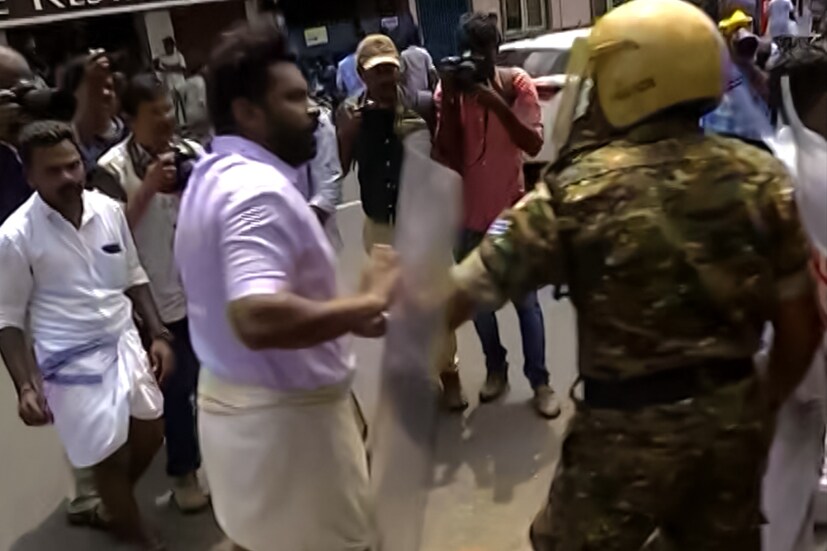  പ്രതിഷേധക്കാരെ പിരിച്ചു വിടാൻ പൊലീസ് ജലപീരങ്കിയും കണ്ണീർ വാതകവും പ്രയോഗിച്ചിരുന്നു.