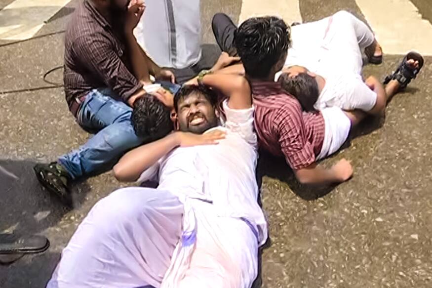 പ്രതിഷേധ മാർച്ച് ബാരിക്കേഡുകൾ ഉപയോഗിച്ച് പൊലീസ് തടഞ്ഞിരുന്നു. ഇത് മറികടക്കാൻ പ്രവർത്തകർ ശ്രമിച്ചതാണ് സംഘർഷത്തിനിടയാക്കിയത്. പ്രതിഷേധ മാർച്ച് ബാരിക്കേഡുകൾ ഉപയോഗിച്ച് പൊലീസ് തടഞ്ഞിരുന്നു. ഇത് മറികടക്കാൻ പ്രവർത്തകർ ശ്രമിച്ചതാണ് സംഘർഷത്തിനിടയാക്കിയത്.