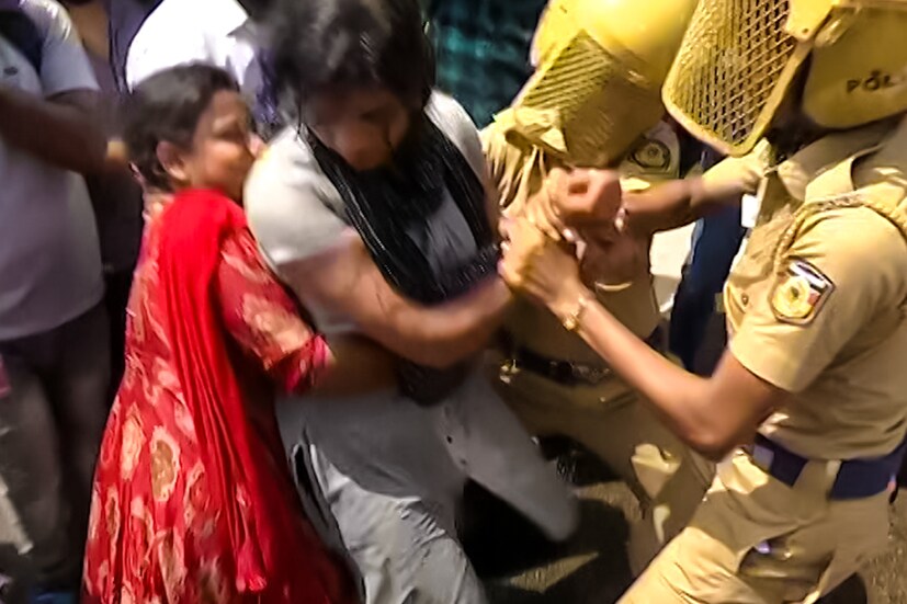  പെൺകുട്ടികൾ അടക്കമുള്ള പ്രതിഷേധക്കാരെ പൊലീസ് ബലപ്രയോഗത്തിലൂടെ നീക്കം ചെയ്യാൻ ശ്രമിച്ചു.