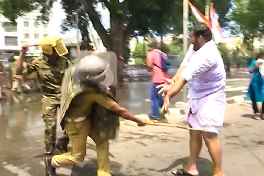 ഖാദർ കമ്മിറ്റി റിപ്പോർട്ട് നടപ്പാക്കുന്നതിനെതിരേ കെഎസ്യു സെക്രട്ടറിയേറ്റിലേക്ക് നടത്തിയ മാർച്ചിൽ വ്യാപക സംഘർഷം. ഖാദർ കമ്മിറ്റി റിപ്പോർട്ട് നടപ്പാക്കുന്നതിനെതിരേ കെഎസ്യു സെക്രട്ടറിയേറ്റിലേക്ക് നടത്തിയ മാർച്ചിൽ വ്യാപക സംഘർഷം.