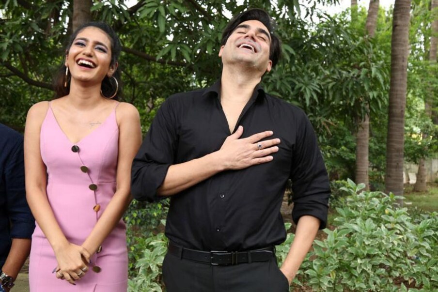  ബോളിവുഡ് സിനിമ ശ്രീദേവി ബംഗ്ലാവിന്‍റെ ഷൂട്ടിംഗിനിടയിൽ പ്രിയ പ്രകാശ് വാര്യരും അർബ്ബാസ് ഖാനും