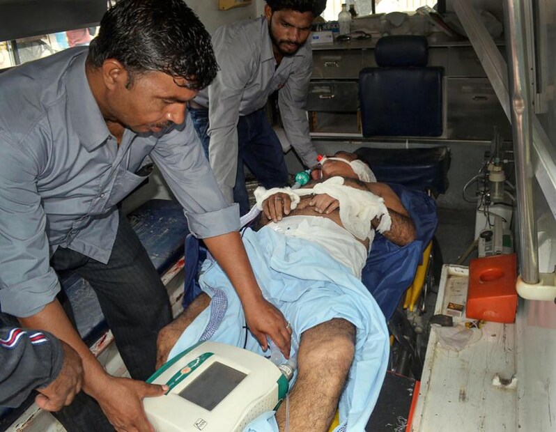  മരിച്ചു കിടന്ന ആളുകളുടെ ശരീരങ്ങളിൽ ചവിട്ടിയാണ് പലരും രക്ഷപ്പെടാനുള്ള ശ്രമങ്ങൾ നടത്തിയതെന്നും പറയുന്നു.