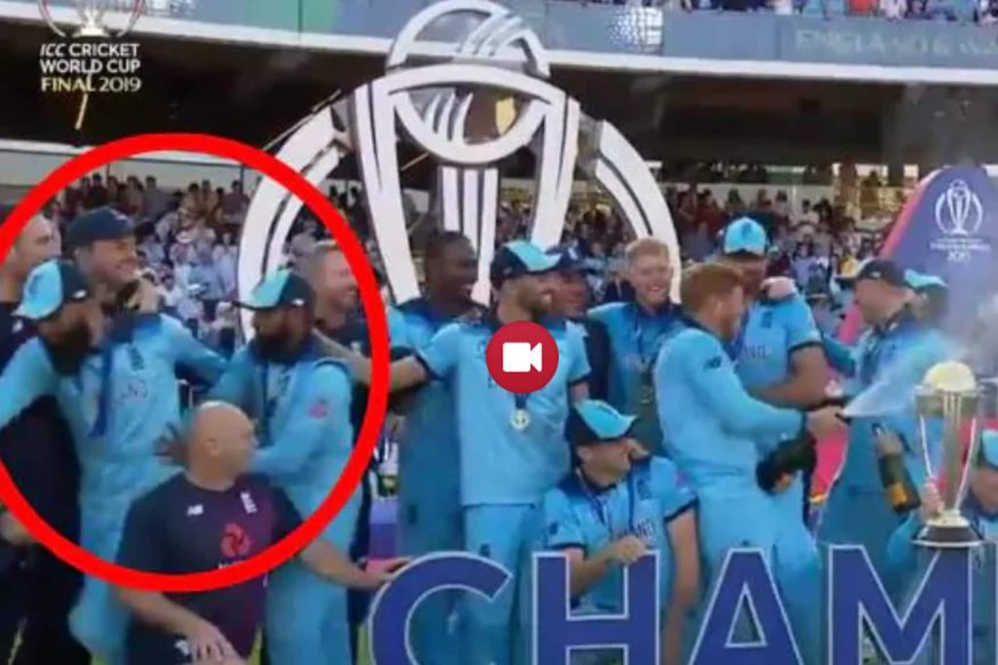 വിജയാഘോഷത്തിനിടെ സഹതാരങ്ങള്‍ ഷാംപെയ്ന്‍ പൊട്ടിച്ചപ്പോള്‍ ഓടി മാറി റഷീദും മോയിന്‍ അലിയും