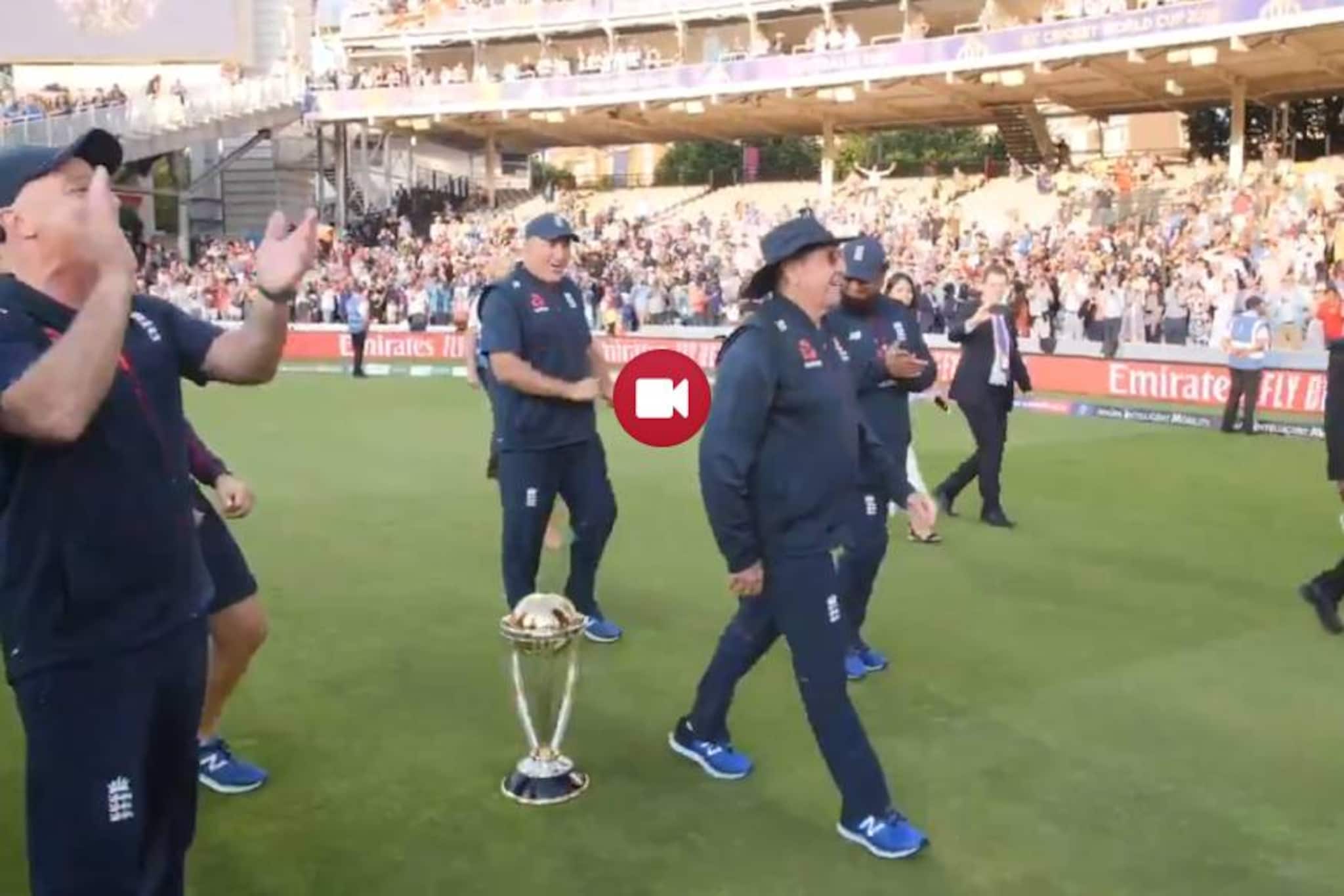 'ഞാനല്ല, താരങ്ങള്‍ക്ക് തന്നെയാണ് മുഴുവന്‍ ക്രെഡിറ്റും' ലോകകപ്പ് കൈയ്യിലെടുക്കാന്‍ വിസ്സമതിച്ച് ഇംഗ്ലീഷ് പരിശീലകന്‍