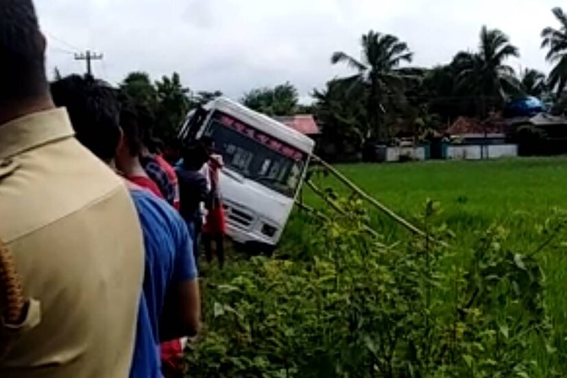  ബസ്സിലുണ്ടായിരുന്ന വിദ്യാര്‍ത്ഥികളെ നിസാര പരിക്കുകളോടെ പാലക്കാട് ജില്ലാ ആശുപത്രിയില്‍ പ്രവേശിപ്പിച്ചു.