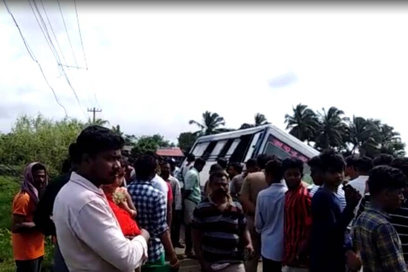  മേപ്പറമ്പ് ബിഇഎം എല്‍പി സ്‌കൂളിലെ ബസ്സാണ് മറിഞ്ഞത്.