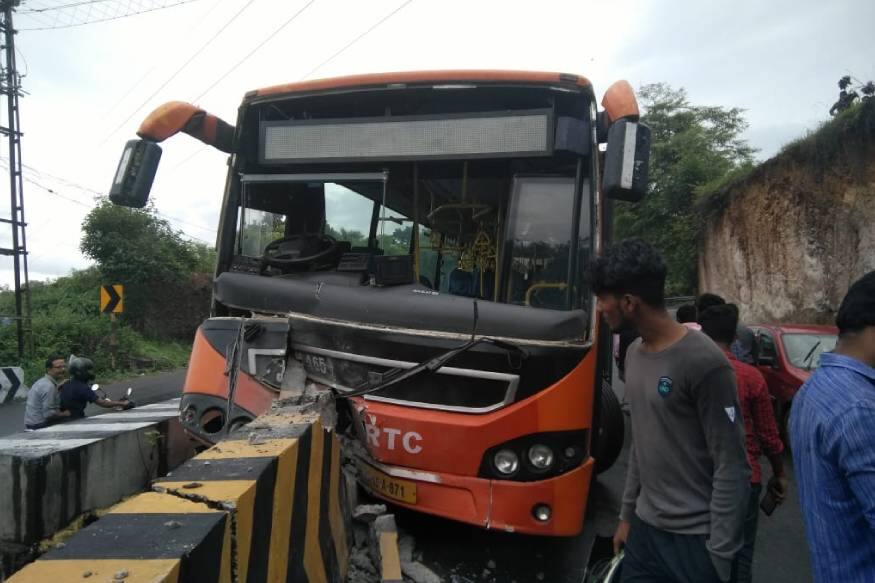 കൊട്ടാരക്കര സദാനന്ദപുരത്തു കെഎസ്ആര്ടിസി വോള്വോ ബസ് ഡിവൈഡറില് ഇടിച്ചു നിരവധി പേര്ക്ക് പരിക്ക്. കൊട്ടാരക്കര സദാനന്ദപുരത്തു കെഎസ്ആര്ടിസി വോള്വോ ബസ് ഡിവൈഡറില് ഇടിച്ചു നിരവധി പേര്ക്ക് പരിക്ക്.