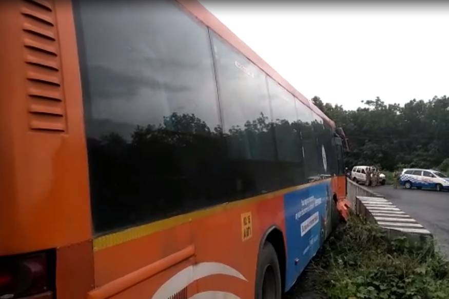കോട്ടയത്തുനിന്നും തിരുവനന്തപുരത്തേക്ക് പോവുകയായിരുന്ന വാഹനമാണ് അപകടത്തില് പെട്ടത്. മഴ ഉണ്ടായതിനാല് നിയന്ത്രണം വിട്ട് ഡിവൈഡറില് ഇടിക്കുകയായിരുന്നു. കോട്ടയത്തുനിന്നും തിരുവനന്തപുരത്തേക്ക് പോവുകയായിരുന്ന വാഹനമാണ് അപകടത്തില് പെട്ടത്. മഴ ഉണ്ടായതിനാല് നിയന്ത്രണം വിട്ട് ഡിവൈഡറില് ഇടിക്കുകയായിരുന്നു.