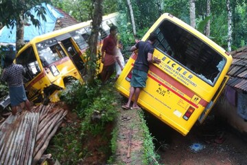 പാലായില്‍ സ്വകാര്യ സ്‌കൂള്‍ ബസ് നിയന്ത്രണംവിട്ട് വീടിനു മുകളിലേക്ക് മറിഞ്ഞു
