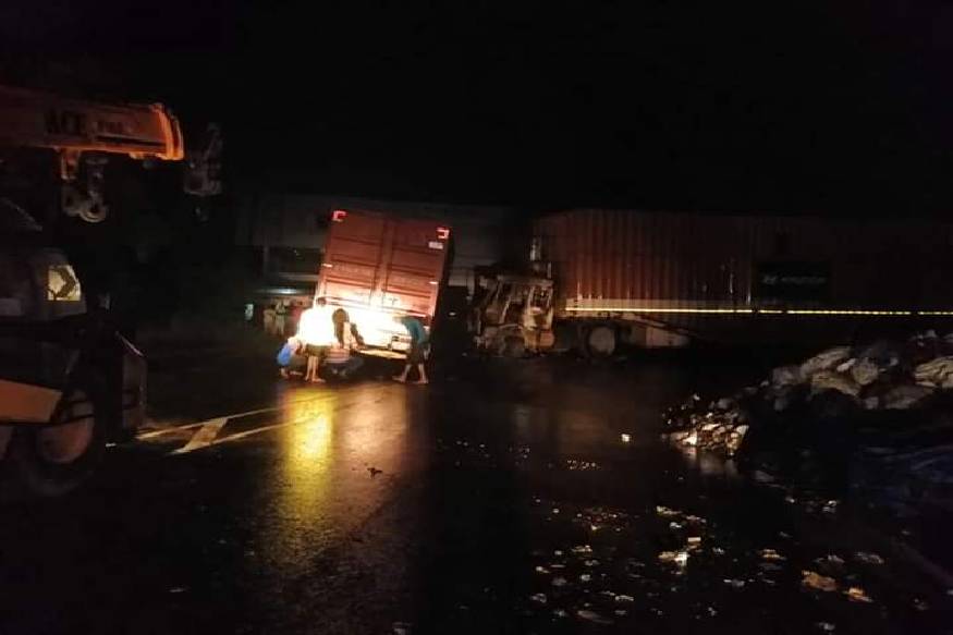 മങ്കട: പാലക്കാട്- കോഴിക്കോട് ദേശീയ പാതയിൽ കണ്ടെയ്നർ ലോറികൾ കൂട്ടിയിടിച്ച് തീപിടിച്ചു. തിരൂർക്കാട് തടത്തിൽ വളവിന് സമീപം ശനിയാഴ്ച രാത്രി 12 മണിയോടെയാണ് സംഭവം. ആളപായങ്ങളില്ല. മങ്കട: പാലക്കാട്- കോഴിക്കോട് ദേശീയ പാതയിൽ കണ്ടെയ്നർ ലോറികൾ കൂട്ടിയിടിച്ച് തീപിടിച്ചു. തിരൂർക്കാട് തടത്തിൽ വളവിന് സമീപം ശനിയാഴ്ച രാത്രി 12 മണിയോടെയാണ് സംഭവം. ആളപായങ്ങളില്ല.