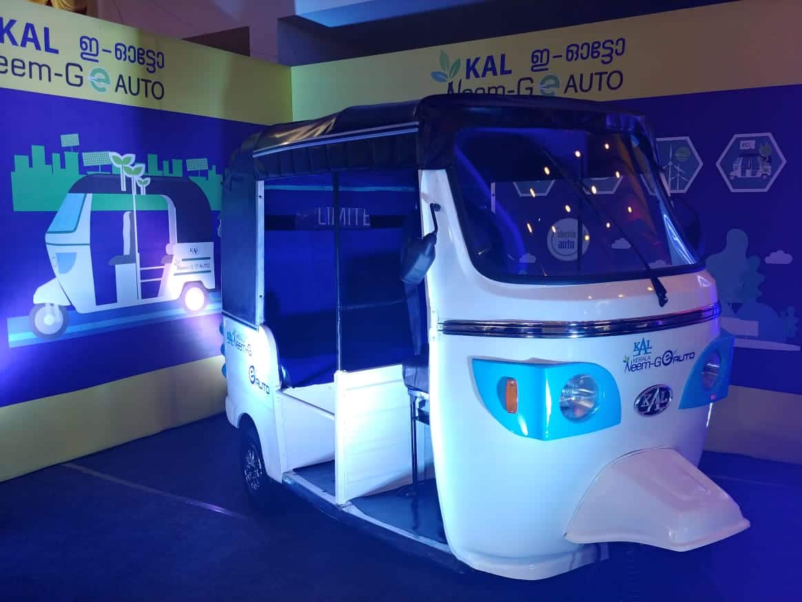 രണ്ടരലക്ഷം രൂപയാണ് വില നിശ്ചയിച്ചിട്ടുള്ളത്. സബ്സിഡി കൂടി ലഭിക്കുന്നതോടെ രണ്ട് ലക്ഷത്തിന് വിപണിയില് വില്ക്കാനാകുമെന്നാണ് പ്രതീക്ഷ. മൂന്ന് മണിക്കൂറില് പൂര്ണമായി ചാര്ജ് ചെയ്യാനാകും. ഒറ്റ ചാര്ജില് 100 മുതല് 120 കിലോമീറ്റര് വരെ ഓടിക്കാനാകുമെന്നാണ് അവകാശവാദം. രണ്ടരലക്ഷം രൂപയാണ് വില നിശ്ചയിച്ചിട്ടുള്ളത്. സബ്സിഡി കൂടി ലഭിക്കുന്നതോടെ രണ്ട് ലക്ഷത്തിന് വിപണിയില് വില്ക്കാനാകുമെന്നാണ് പ്രതീക്ഷ. മൂന്ന് മണിക്കൂറില് പൂര്ണമായി ചാര്ജ് ചെയ്യാനാകും. ഒറ്റ ചാര്ജില് 100 മുതല് 120 കിലോമീറ്റര് വരെ ഓടിക്കാനാകുമെന്നാണ് അവകാശവാദം.