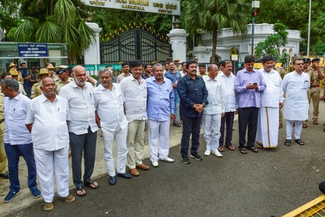 രാജിവെച്ച എംഎൽഎമാർ മുംബൈയിൽ; യാത്ര ബിജെപി എംപിയുടെ വിമാനത്തിൽ രാജിവെച്ച എംഎൽഎമാർ മുംബൈയിൽ; യാത്ര ബിജെപി എംപിയുടെ വിമാനത്തിൽ