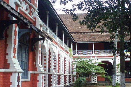 കോളജ് പ്രവേശനം വൈകും; പുതിയ അധ്യയന വര്ഷം സെപ്തംബറില് തുടങ്ങിയാല് മതിയെന്ന് യു ജി സി ഉപസമിതി കോളജ് പ്രവേശനം വൈകും; പുതിയ അധ്യയന വര്ഷം സെപ്തംബറില് തുടങ്ങിയാല് മതിയെന്ന് യു ജി സി ഉപസമിതി