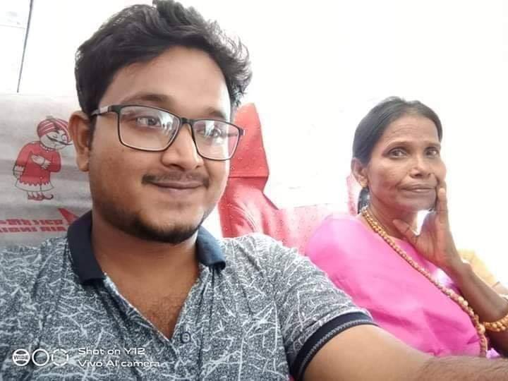 വീഡിയോ വൈറലായതിനു പിന്നാലെയാണ് യതീന്ദ്രയുമായി ഹിമേഷ് ബന്ധപ്പെടുന്നത്. തുടര്ന്ന് യതീന്ദ്രയെയും റാണുവിനെയും വിമാനത്തില് മുംബെയിലെത്തിച്ചു. റിയാലിറ്റി ഷോയുടെ സ്റ്റുഡിയോയിൽ എത്തിക്കുന്നതിനു മുന്നോടിയായി റാണുവിനെ അണിയിച്ചൊരുക്കാന് ബ്യൂട്ടിപാര്ലറും ഹിമേഷ് സജ്ജമാക്കി. വീഡിയോ വൈറലായതിനു പിന്നാലെയാണ് യതീന്ദ്രയുമായി ഹിമേഷ് ബന്ധപ്പെടുന്നത്. തുടര്ന്ന് യതീന്ദ്രയെയും റാണുവിനെയും വിമാനത്തില് മുംബെയിലെത്തിച്ചു. റിയാലിറ്റി ഷോയുടെ സ്റ്റുഡിയോയിൽ എത്തിക്കുന്നതിനു മുന്നോടിയായി റാണുവിനെ അണിയിച്ചൊരുക്കാന് ബ്യൂട്ടിപാര്ലറും ഹിമേഷ് സജ്ജമാക്കി.