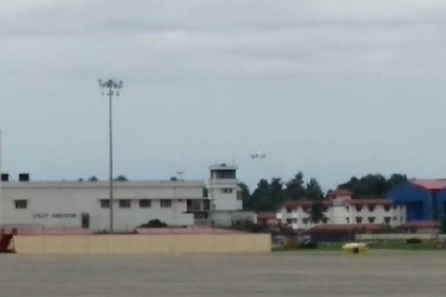  വെള്ളം കയറിയതിനെ തുടർന്ന് അടച്ചിട്ട കൊച്ചി രാജ്യാന്തര വിമാനത്താവളം തുറന്നു. ഉച്ചയ്ക്ക് 12.30 ഓടെയാണ് സർവീസ് പുനരാരംഭിച്ചത്. 