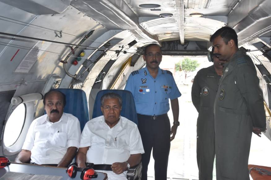 ഒൻപത് മണിയോടെ കോഴിക്കോട് കരിപ്പൂർ വിമാനത്താവളത്തിലെത്തിയ സംഘം അവിടെ നിന്നും ഹെലികോപ്ടറിൽ വയനാട്ടിലേക്ക് ഒൻപത് മണിയോടെ കോഴിക്കോട് കരിപ്പൂർ വിമാനത്താവളത്തിലെത്തിയ സംഘം അവിടെ നിന്നും ഹെലികോപ്ടറിൽ വയനാട്ടിലേക്ക്