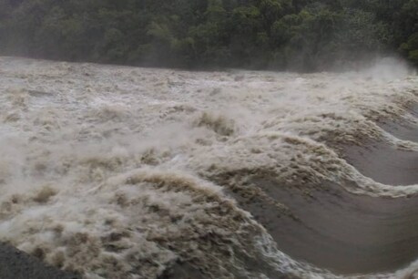കനത്ത മഴ: രക്ഷാപ്രവര്ത്തനങ്ങളില് പങ്ക് ചേര്ന്ന് കേന്ദ്ര സേനകളും കനത്ത മഴ: രക്ഷാപ്രവര്ത്തനങ്ങളില് പങ്ക് ചേര്ന്ന് കേന്ദ്ര സേനകളും